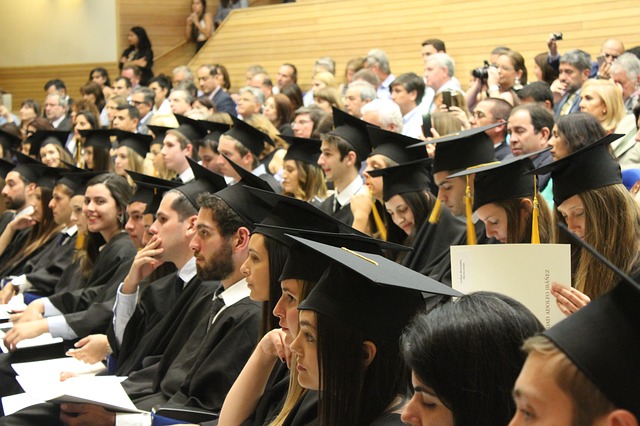 ¿Existen préstamos para financiar los estudios universitarios o de postgrado?